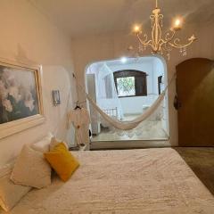 Suíte familiar charmosa com cama casal, infantil e berço na Zona Sul SP