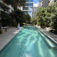 Urban Oasis- Room with private bathroom en-suite in a Modern 2 rooms apartment