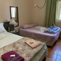 105-Casa com dois quartos, sala de estar e cozinha,Pousada HG