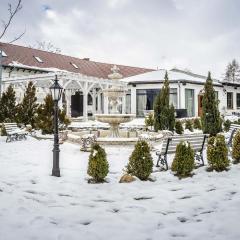 Forteca, pokoje gościnne nad stawem