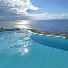 Villa Patty with infinity pool in front of the sea, parking and wifi