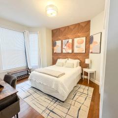 Jennifer's Chic 2nd Floor Apt Private Deck w Views