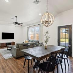 Steps from Historic Square - Highland Hideaway