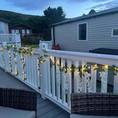 Coastal Retreat! 2-Bed Cabin with Sun, sea, big sky!