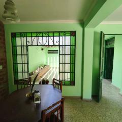 Lo de Miguel - Casa grande con estacionamiento privado