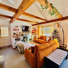 Brook Haus - Minutes to Ski! Pets OK! Hot tub soon!