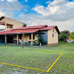 Casa na praia com amplo quintal