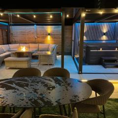 5 Bed Town House With Additional Luxury Hot Tub And Within City Centre And Sleeps Up To 11 With Sky And Netflix