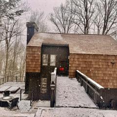 Hot Tub & Firepit Near Ski Resorts & Cozy Modern Cabin