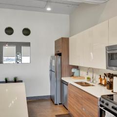 Downtown Loft Walk to Convention Center Sleeps 5