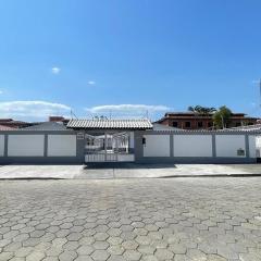 Casa de Praia Martim de Sá-700 metros - Com 05 camas -sendo uma de casal -02 vagas de Garagem e entrada individual- Roupa de cama -Ventiladores