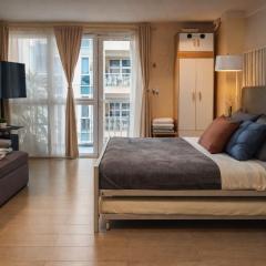 12e Spacious Cozy Suite at The Venice Mall with FREE Parking and Washing Machine