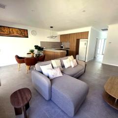 Modern Private Townhouse Close to City & Transport