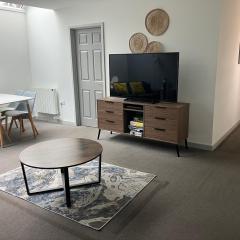 Lancing Apartments - Spacious 2 Bed - Sleeps 6 - Burnham Village