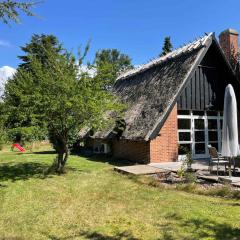 Charming Thatched Cottage Near The Water