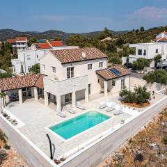 Villa Royal Stone with Pool in Jezera