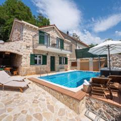 Cozy Villa for 8 with Pool and Jacuzzi