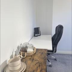 Large Double Room On Ground Floor with Free Parking, Workspace & Superfast WiFi