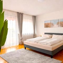 stylische 110m2 Wohnung in Top Lage mit Balkon und 2 Schlafzimmern für bis zu 6 Personen sowie kostenloser Parkgarage max 1,65m Höhe und 1,8m Breite