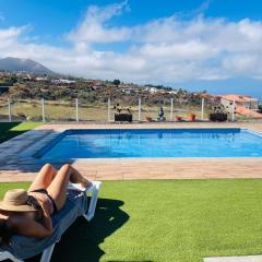Vistas al mar, montaña y volcán