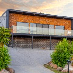 Hobart Luxury Group Retreat with Spa & Fire Pit, Sleeps 12