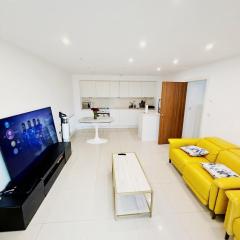 Modern 1 Bedroom Ensuite Huge Open Plan Living with Balcony 2 Bathroom