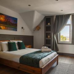 Cathedrals View - 2-4 bed Top-floor Apt in Exeter - Self Check in, Free Parking!