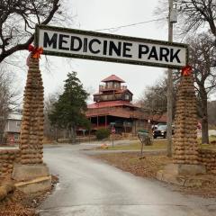 CZ Romantic Medicine Park Coastal Escape w HotTub