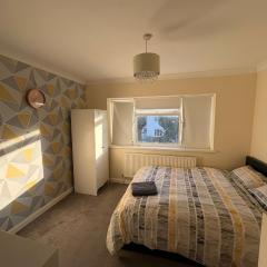 Entire Studio, King Bed, Parking,10 Min to Town