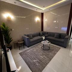 شقة كبيرة 3 غرف نوم وصالة ومطبخ