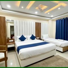 Hotel Premium SHRI R KRISHNA Near Varanasi Railway Station and Kashi Vishwanath Temple# Room Service & Free Wi-fi Facilities # Spacious and Fully Air Conditioned Rooms - Top Rated Hotel