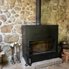 Antiguo molino con piscina y chimenea