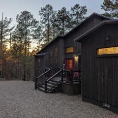 Serene mountain cabin with hot tub and 2 ensuites