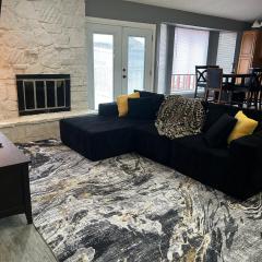 Great Edmond home, near OKC with 3 beds, Wi-fi, cold AC, and central heat, fully fenced backyard