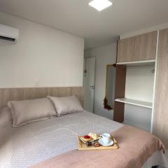 Apto Rosas Amarelas 3 Quartos- Apto espaçoso, confortável e sacada de frente para avenida principal!