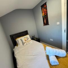 Contractor, Corporate, Leisure & Relocation Ready Home with Off road parking