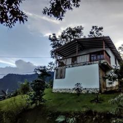 Country cabin with panoramic view among clouds - cabaña refugio entre nubes