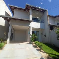Casa aconchegante e espaçosa a 600 metros da praia e proximo ao Beto Carrero