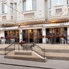 Cozy,bright,central with an in-house restaurant