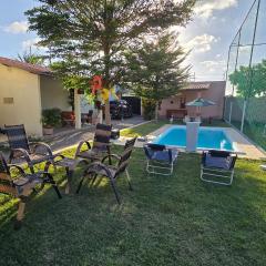 Casa de praia com campo de futebol e piscina