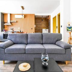 2 Apartments, 2 Parking - Sleeps 8 - Quiet Central