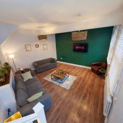 Large & Spacious 3 Bedroom 3 Bathroom Sleeps 8 Perfect for Contractors, Visitors and Families