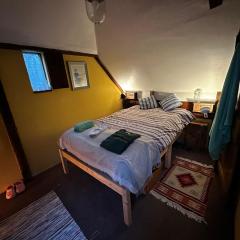 Sleeps 1- Retro- WiFi- Parking- Fireplace- Bbq