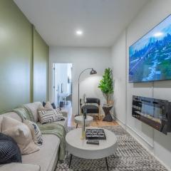 New Calm Cocoon by Train We Pay Half Parking, Sleeps 6