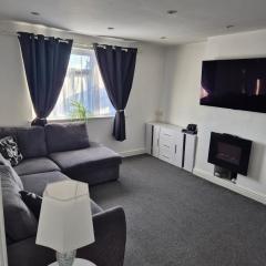 5 min from airport, luxury 2 bed apartment