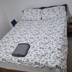 The Aylesbury Home Retreat - 2-Bed Home with Garden & Parking