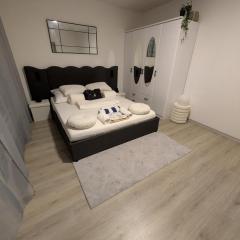 Moderne Ferienwohnung mit Balkon - 3 Minuten zum See für bis zu 4 Personen