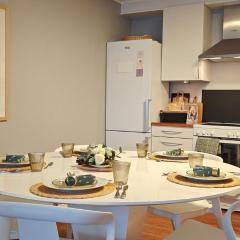 Bright & Spacious Apartment by the Sea, Free Parking, 10min to Airport, 12min to Ålesund