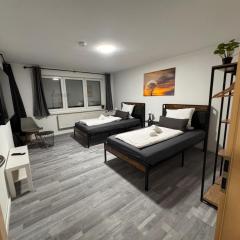 STN Kocherwald Suite - Ferienwohnung mit 4 Schlafzimmer, 8 Big Beds, Parkplatz & Balkon, Highspeed WLAN, Netflix Premium, Zentral zu Audi & Schwarz Gruppe