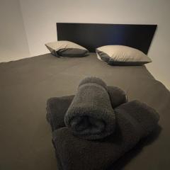 Modern 1BR and Sofa Bed Near Airport